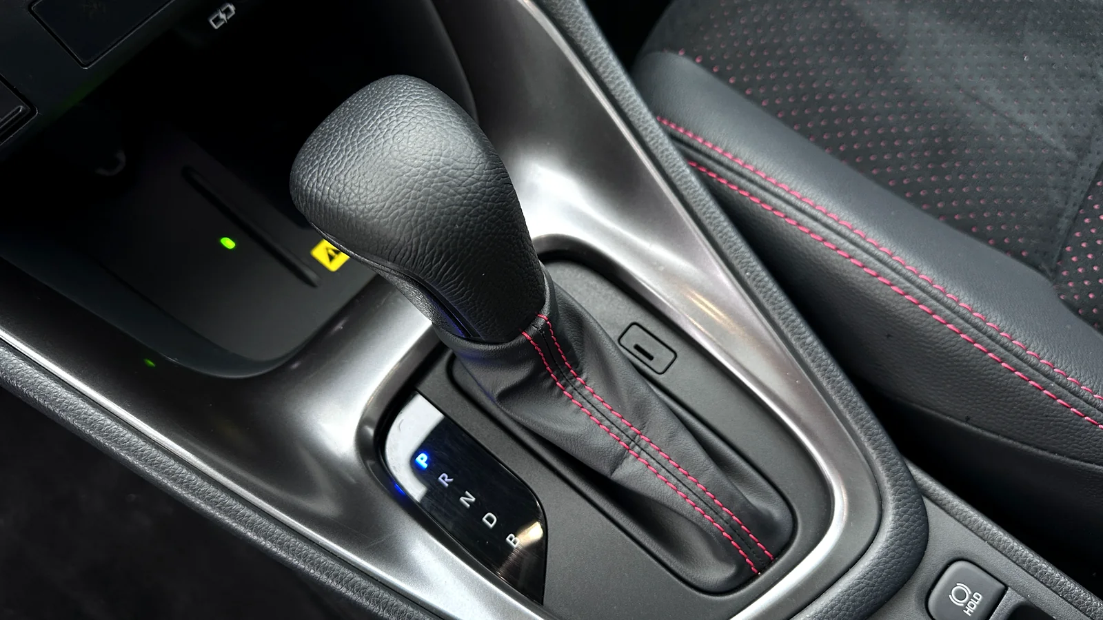 Sélecteur de boîte automatique dans l'habitacle d'une voiture d'occasion