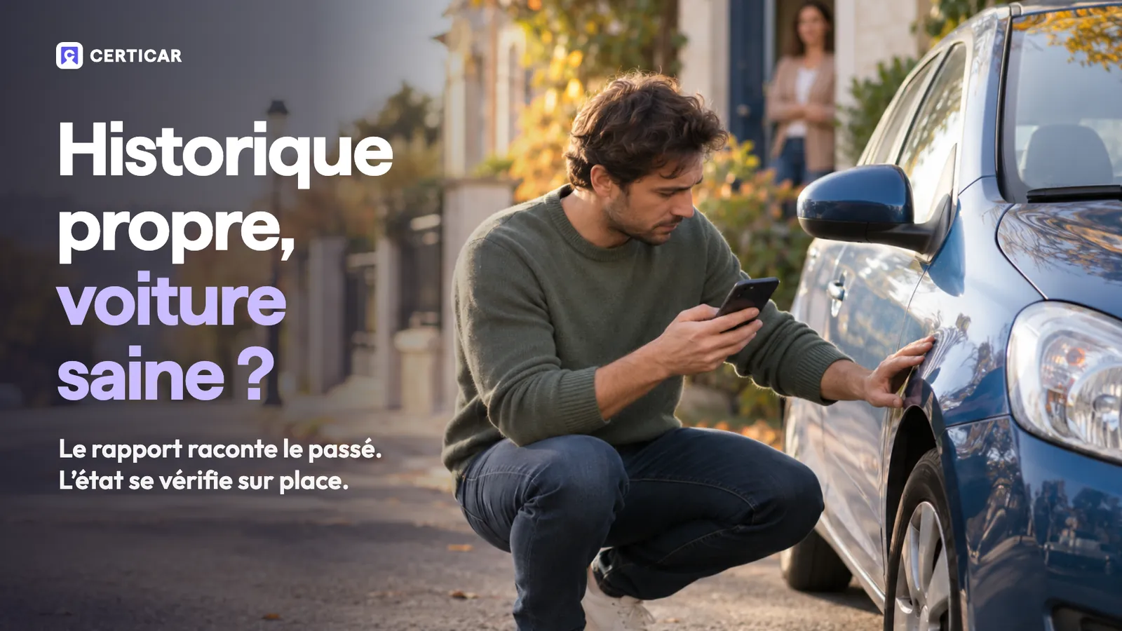 Acheteur accroupi près d'une citadine bleue, téléphone en main, qui touche l'aile avant, avec le titre « Historique propre, voiture saine ? »